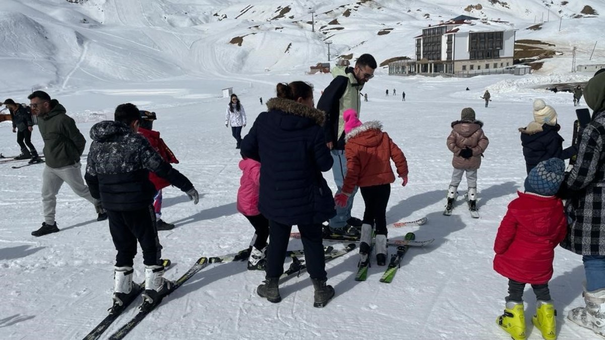 Hakkari ye giden depremzedeler kayak keyfi yaptı