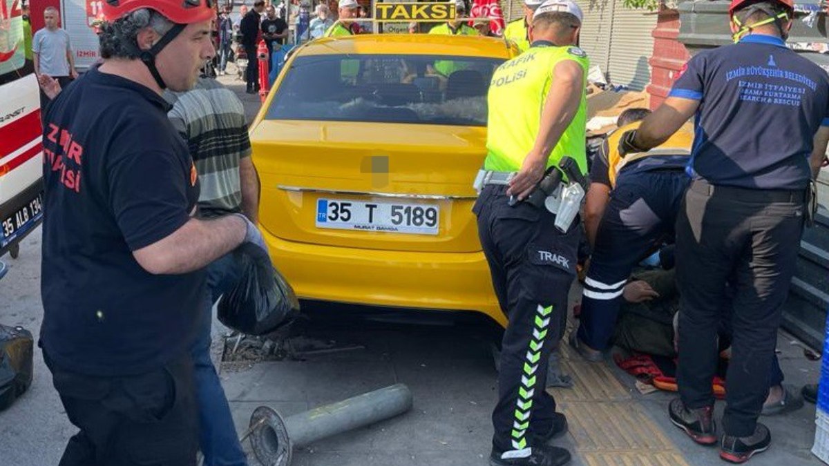 İzmir de kontrolden çıkan taksi kaldırımdaki vatandaşı sürükledi