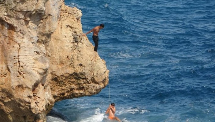 Antalya Da Iki Gen Metrelik Falezlerden Denize Atlad