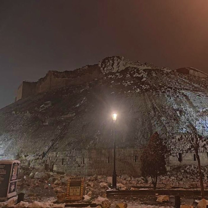 Tarihi Gaziantep Kalesi Depremde Y K Ld