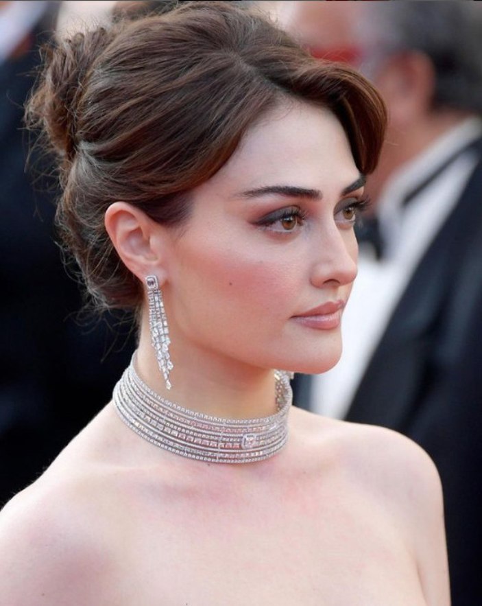 Esra Bilgiç güzelliğiyle Cannes Film Festivaline damga vurdu Yaktın