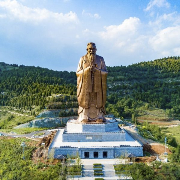 71 metrelik dev Konfüçyüs heykeli