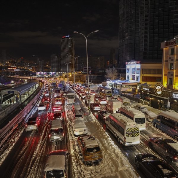 İstanbulluların kar çilesinden manzaralar