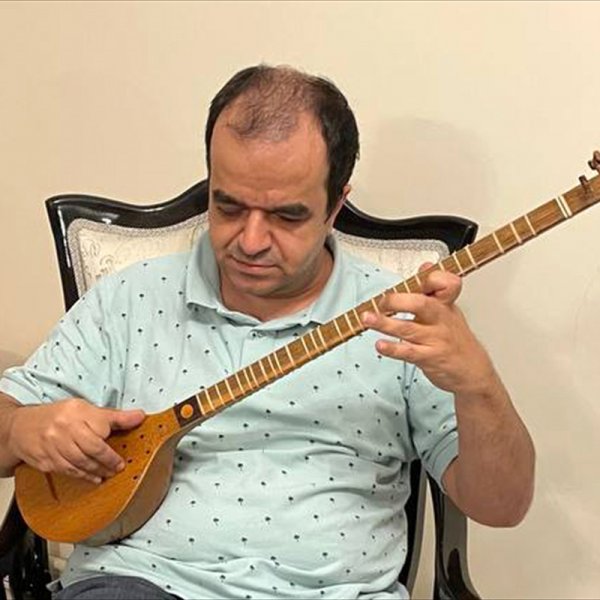 İranlı görme engelli sanatçı, 15'in üzerinde müzik enstrümanı çalıyor