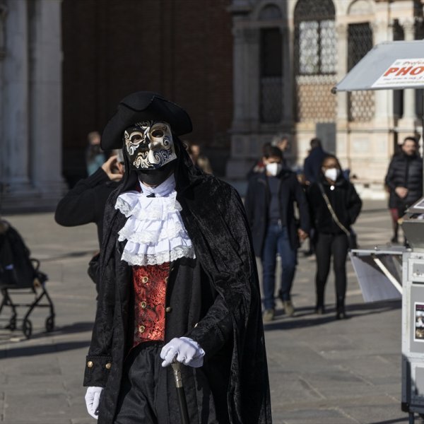 Venedik Karnavalı renkli görüntülere sahne oldu