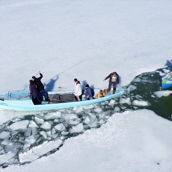 Gölde buzların çözülmesiyle balıkçıların mesaisi başladı