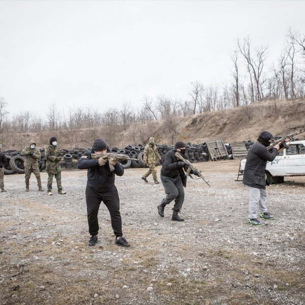 Ukrayna'da sivillerin savaş altında askeri eğitimi