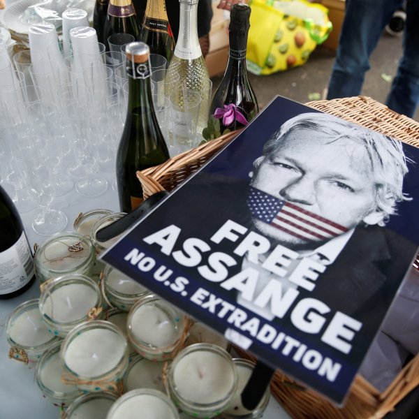 WikiLeaks'in kurucusu Assange evlendi