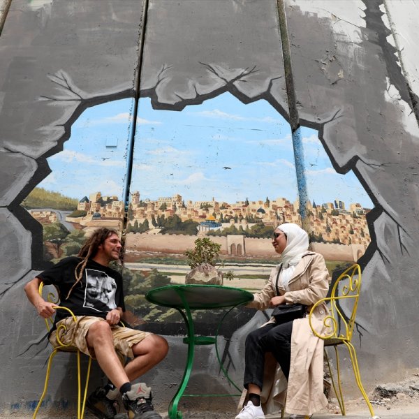 Filistin'i bölen Ayrım Duvarı, grafitilerle süslendi
