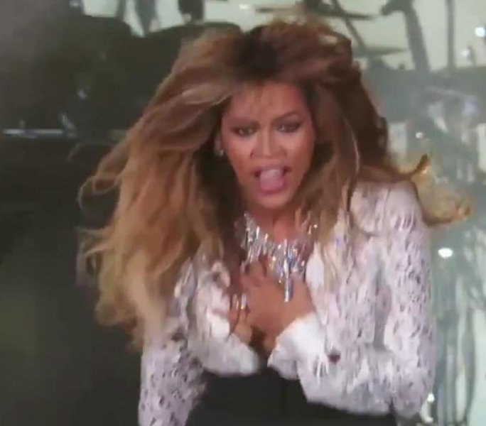 Ünlü şarkıcı Beyonce frikik verdi