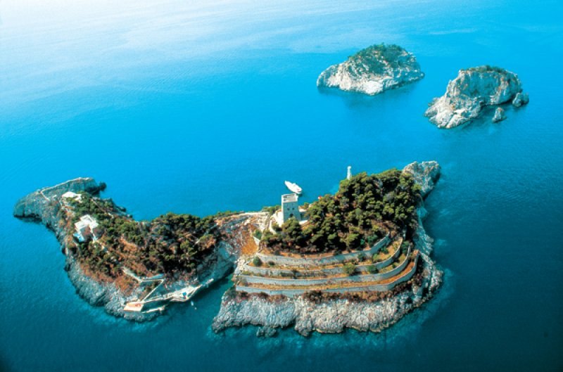 Amalfi kıyılarında yunus biçiminde ada ilgi çekiyor