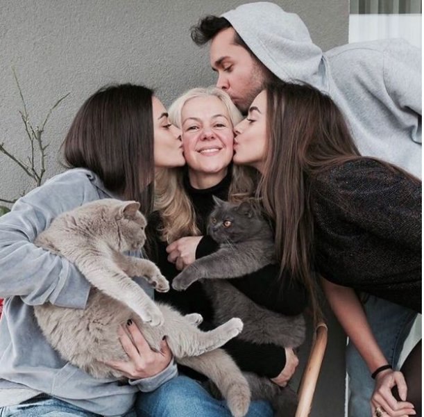Oyuncu Hande Soral'dan aile pozu