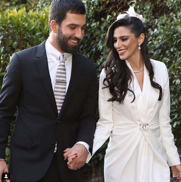 Arda Turan eşi Aslıhan Doğan'ın resmini paylaştı
