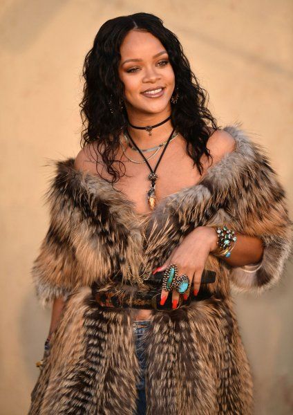 Rihanna kendisinin nişanlandığı haberini beğendi