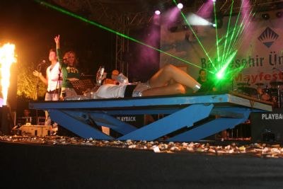 Demet Akalın sahnede frikik verdi