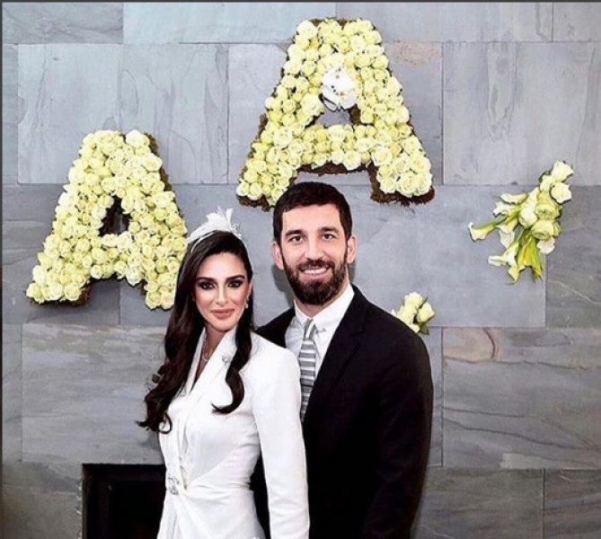 Arda Turan eşi Aslıhan Doğan'ın resmini paylaştı
