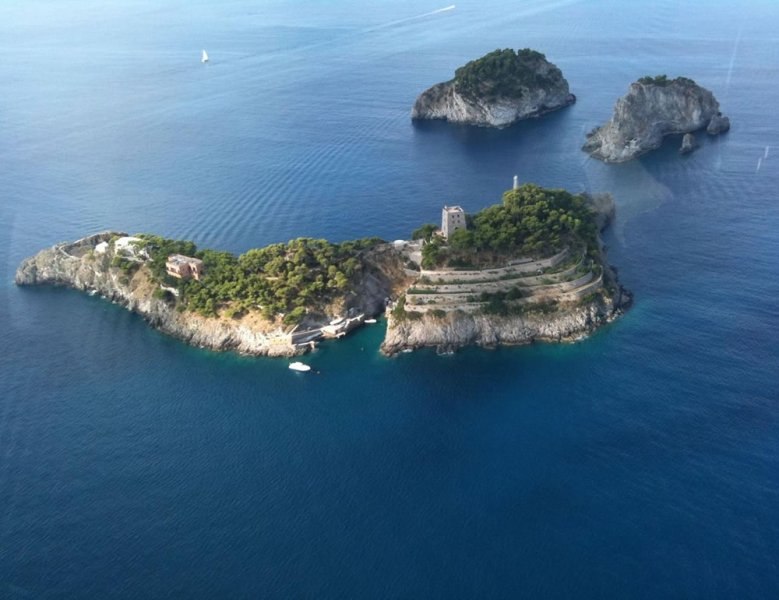Amalfi kıyılarında yunus biçiminde ada ilgi çekiyor