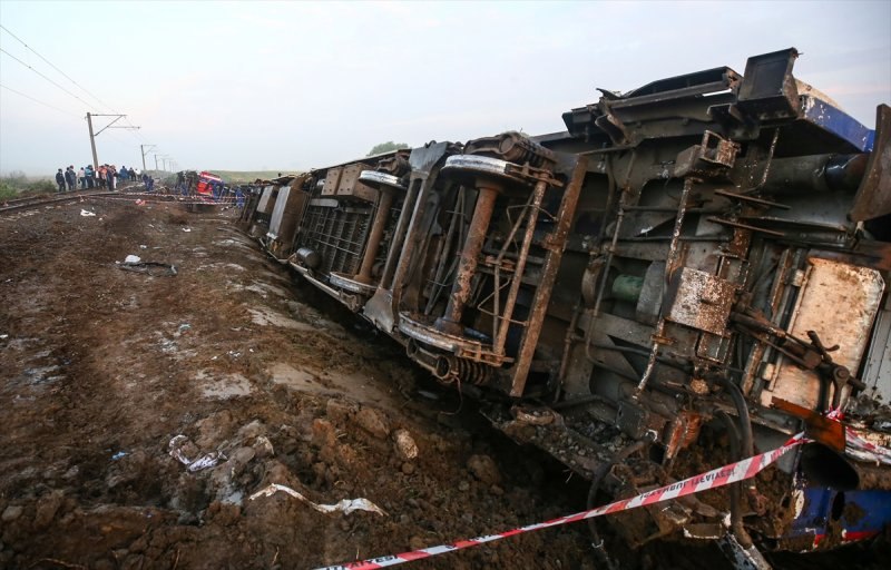 Çorlu'daki tren kazası sonrası çalışmalar sabaha kadar sürdü