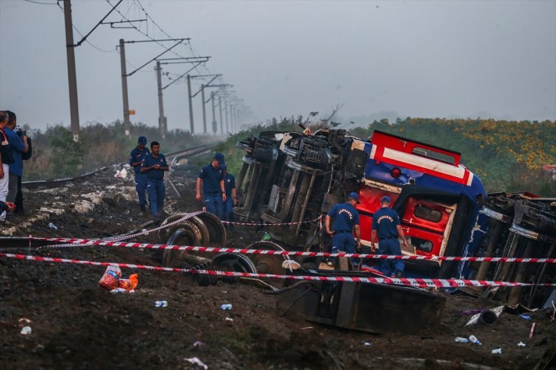 Çorlu'daki tren kazası sonrası çalışmalar sabaha kadar sürdü