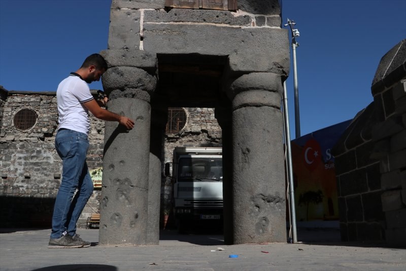 Dört Ayaklı Minare'deki kurşun izleri silinmeyecek