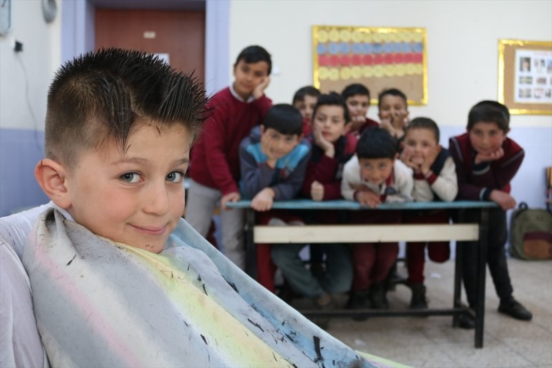 Berbere gidemeyen köy çocuklarını tıraş ediyor