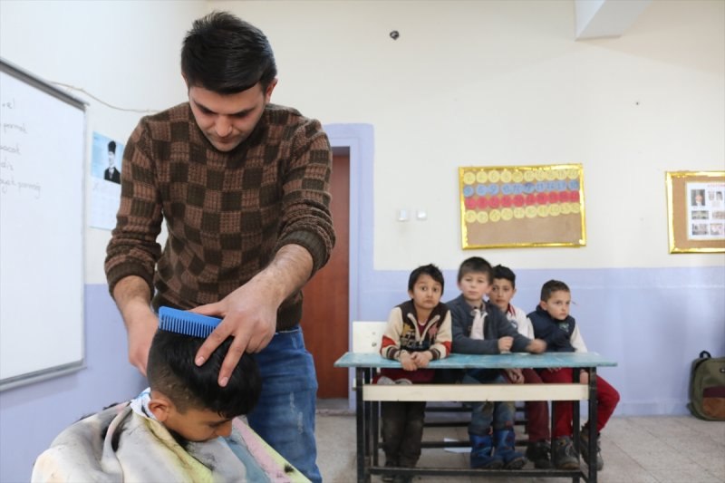 Berbere gidemeyen köy çocuklarını tıraş ediyor