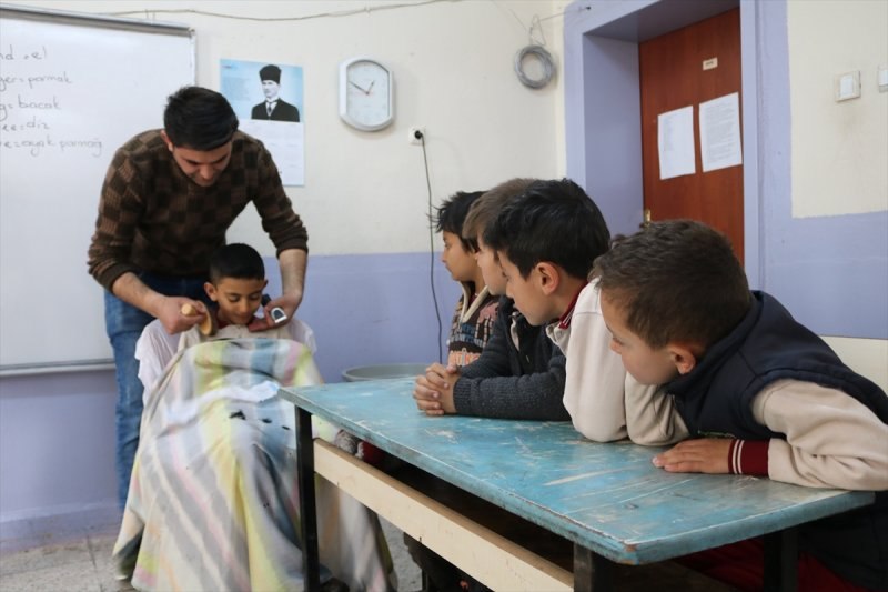 Berbere gidemeyen köy çocuklarını tıraş ediyor