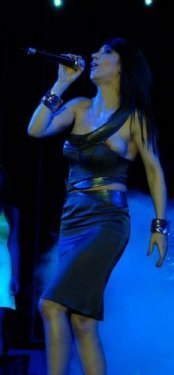 Hande Yener konserde frikik verdi