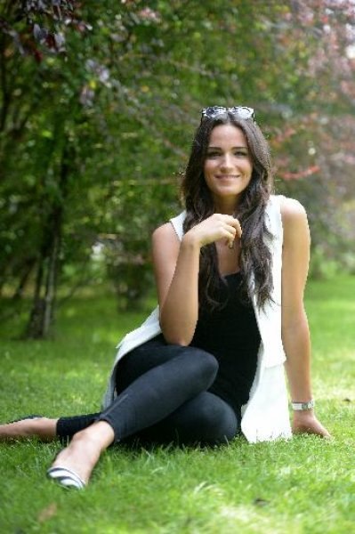 Şafak Sezer: Açalya bacaklarını yanlara doğru açıyor