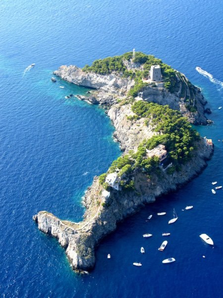 Amalfi kıyılarında yunus biçiminde ada ilgi çekiyor 