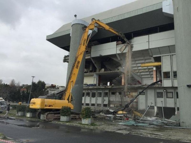Abdi İpekçi Spor Salonu'nun yıkımı başladı