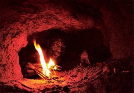 Afrikalı yerliler pitonu elleriyle yakaladı