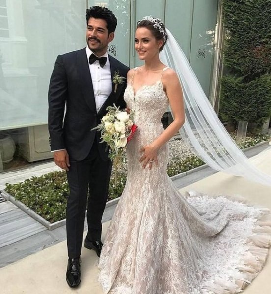 Ünlülerin beğenilen gelin saçları 