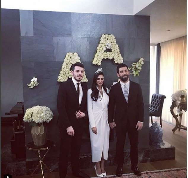 Arda Turan eşi Aslıhan Doğan'ın resmini paylaştı