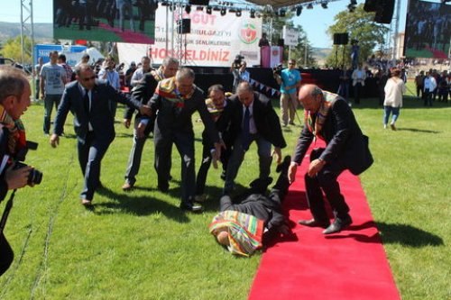 Devlet Bahçeli halıya takılıp düştü