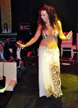 Asena'dan göğüs şov