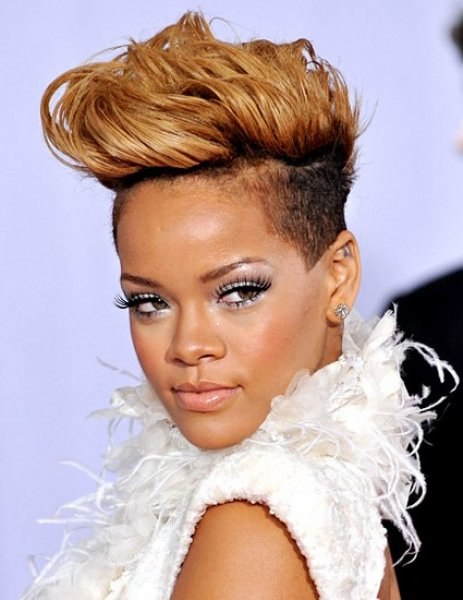 Rihanna'dan renkli saç modelleri 