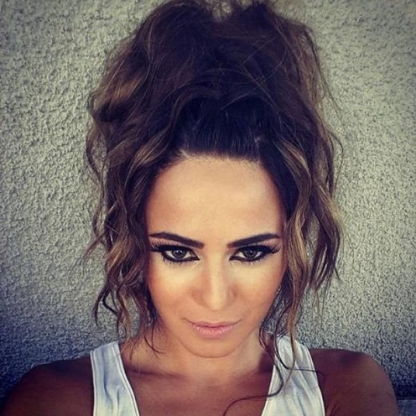 Gizem Güler güzelliği ile dikkat çekiyor