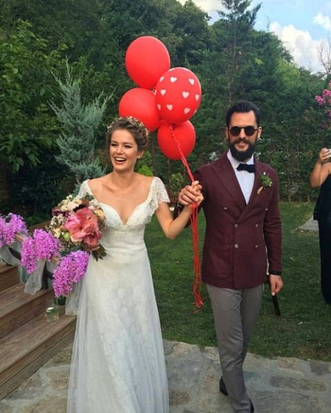 Ünlülerin beğenilen gelin saçları 