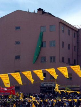 Belediye binasına PKK bayrağı