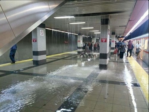 Ankara'da metroyu su bastı