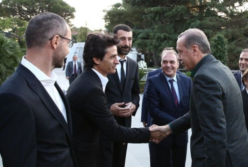 Cumhurbaşkanı Erdoğan sanatçılarla iftar yaptı