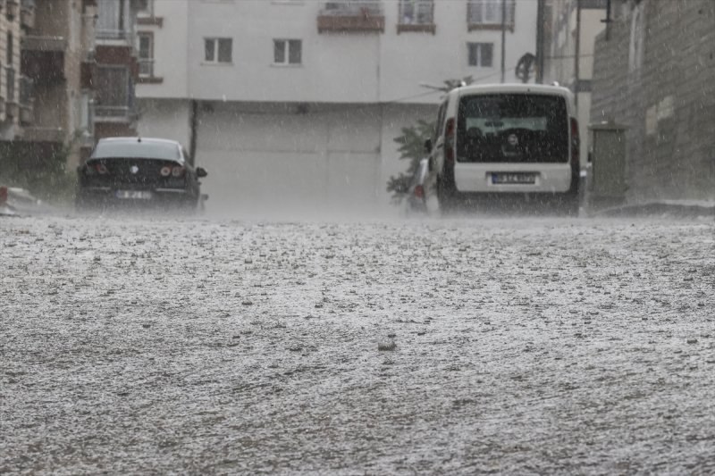 Ankara'da caddeleri sel bastı
