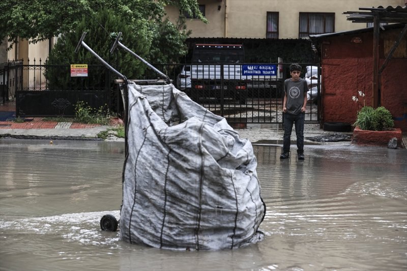 Ankara'da caddeleri sel bastı