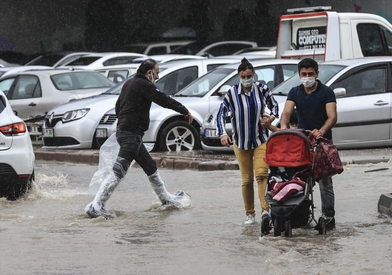 Ankara'da caddeleri sel bastı