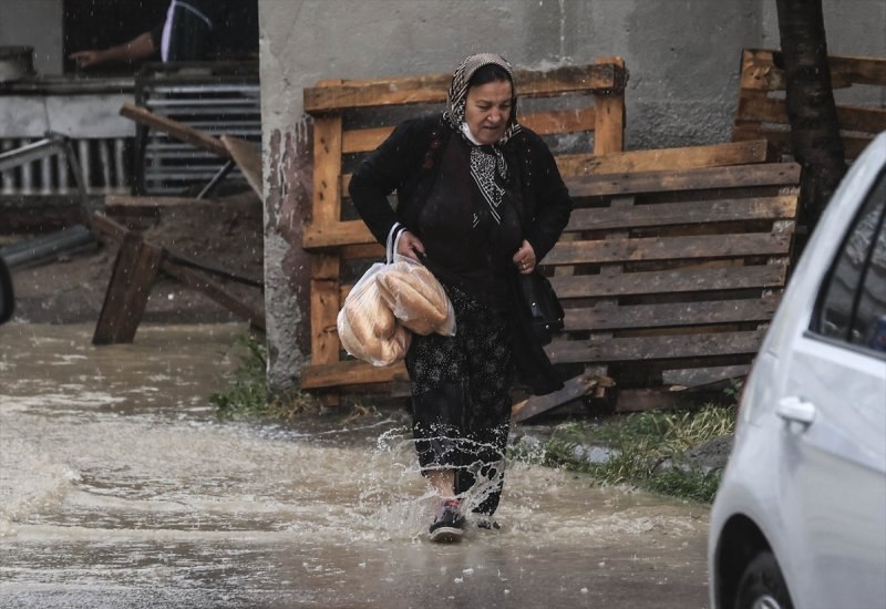 Ankara'da caddeleri sel bastı
