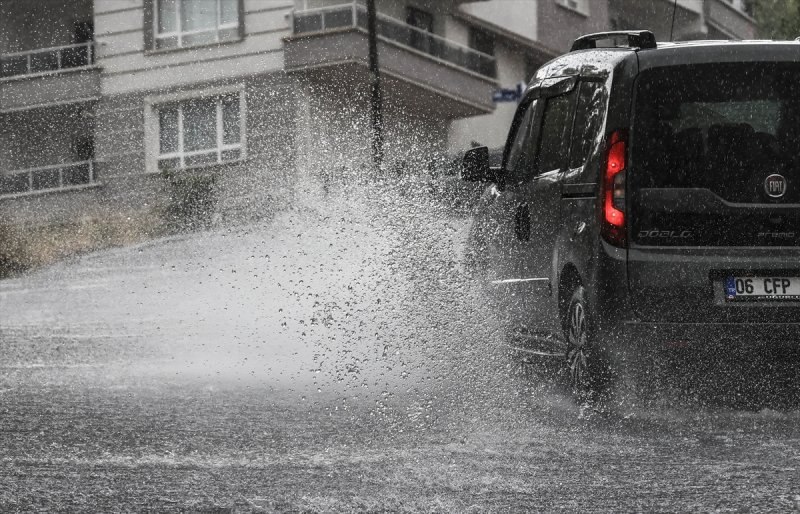 Ankara'da caddeleri sel bastı