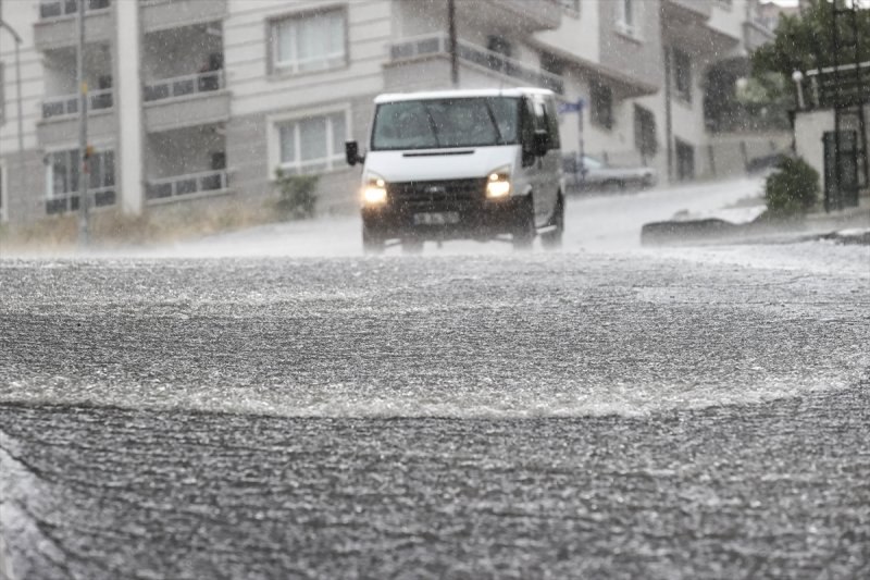Ankara'da caddeleri sel bastı