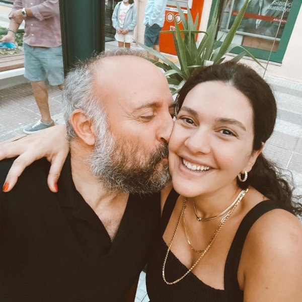 Bergüzar Korel üçüncü kez anne oldu: Fotoğraflarla hamilelik hali