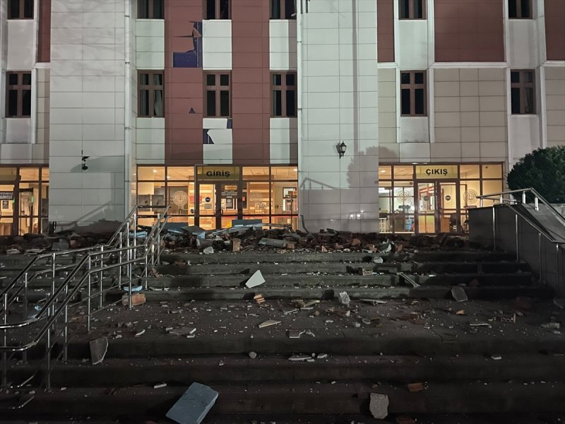 Düzce 5.9 şiddetindeki depremle sarsıldı